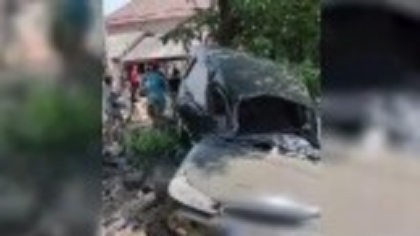 Carambol pe DN25 în Galați, provocat de o depășire riscantă. Patru mașini au fost spulberate