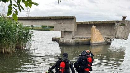 Intervenție de urgență pentru salvarea a două persoane căzute în canalul Dunăre – Marea Neagră. Scafandrii continuă căutările