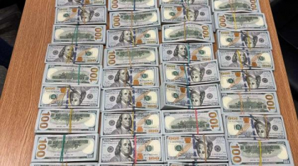 Un bărbat a încercat să intre în România cu 580.000 de dolari în bagaj
