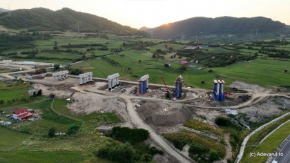 Val de ironii pe seama viaductului Boița, construit pe Autostrada Sibiu - Pitești: „Cu 106 muncitori vor termina în 106 ani”