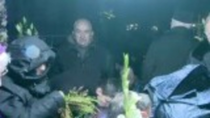 Îmbulzeală la racla cu moaștele Sfintei Parascheva din Iași. Credincioșii au stat ore în șir la rând, în frig și ploaie