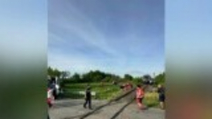 Un cuplu în vârstă a murit după ce motorul mașinii s-a oprit pe calea ferată. Mașina a fost spulberată de tren