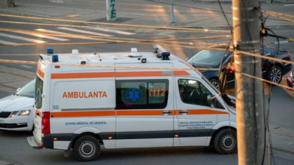Un instructor a fost lovit în timpul unui examen auto de propria elevă: bărbatul, dus de urgență la spital