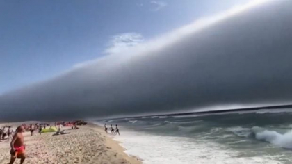 Fenomenul meteo foarte rar care a speriat o plajă plină de oameni, în Portugalia: au crezut că un tsunami se apropie de ei I VIDEO   