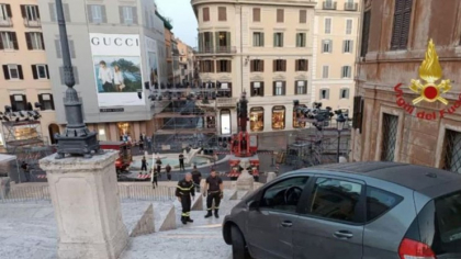 Un șofer de 80 de ani a încercat să coboare cu mașina pe Treptele Spaniole din Roma!