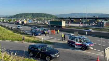 Un român a ieșit alergând dintr-o parcare direct pe autostradă și a fost ucis de prima mașină care a trecut și l-a târât 380 de metri, în Austria
