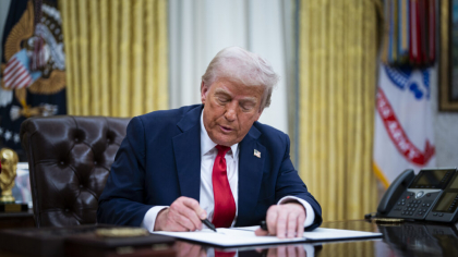 Trump va semna un ordin executiv pentru ridicarea sancţiunilor împotriva Siriei