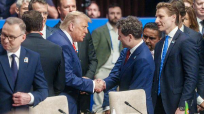 Momentul în care Nicușor Dan se salută și dă mâna cu Donald Trump la Summitul NATO