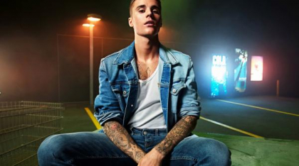 Justin Bieber face furori cu lansarea neașteptată a unui nou album