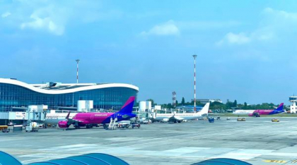 Senatul și-a cumpărat bilete de avion pe curse internaționale. Un senator zboară cu 30% mai scump decât un deputat