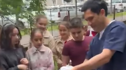 Un pui de corb a fost salvat de copiii unei școli din Dr. Tr. Severin