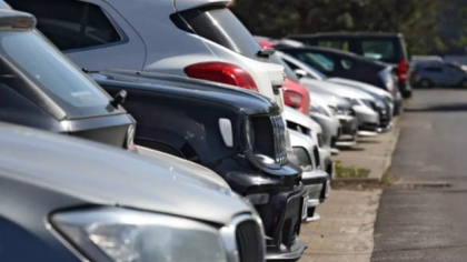 Un pensionar din Buzău a plătit 22.000 de lei cash pe un loc de parcare pentru Dacia sa