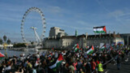 Proteste la Londra. Zeci de mii de oameni cer ”o pace justă" în Fâşia Gaza, la o zi după acordul de încetare a focului. FOTO
