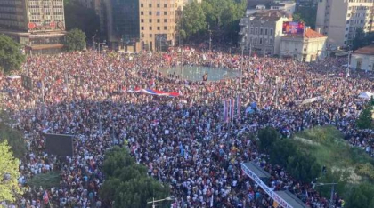 Un nou protest masiv în Serbia. Peste 140.000 de oameni au ieșit în stradă și au cerut alegeri anticipate: „Nu ne vom opri”