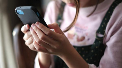 Ce se întâmplă în creierul copiilor sub șase ani după ce sunt expuși la ecranul telefonului mobil