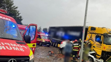 Accident îngrozitor pe „drumul morții”, între un autoturism și un TIR. Cel puțin o persoană a decedat