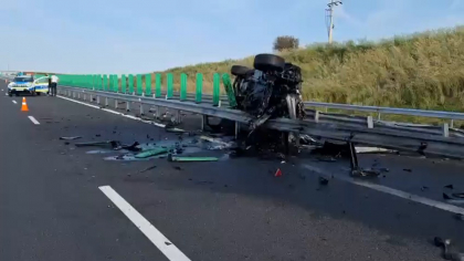 Accident spectaculos pe Drumul Expres, în județul Dolj. Un tânăr de 21 de ani s-a răsturnat cu mașina după ce a lovit parapeții