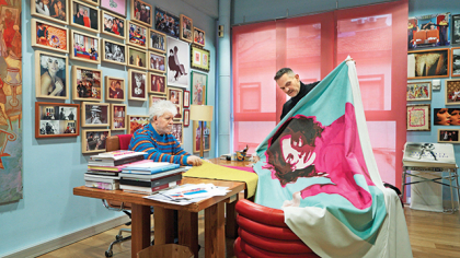Cum a ajuns cineastul spaniol Pedro Almodovar, al cărui nume e sinonim cu creativitatea, cu culoarea şi cu jocul, să lanseze o colecţie de mobilier? GALERIE FOTO