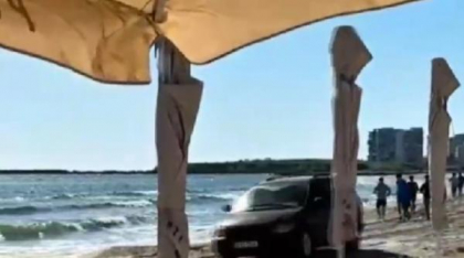 O femeie a intrat cu mașina pe plaja din Mamaia și a rămas împotmolită în nisip. Cu ea erau și doi copii