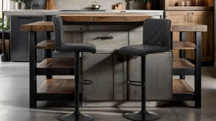Eco-design în open space – alege scaune de bar din materiale sustenabile