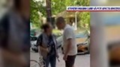 Imaginile care au revoltat mii de români. Un bărbat agresiv a umilit două femei pe stradă, în București