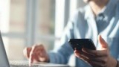 Pățania unei femei din Deva care a rămas fără 57.000 de lei după ce a fost convinsă să-şi instaleze pe telefon o aplicaţie