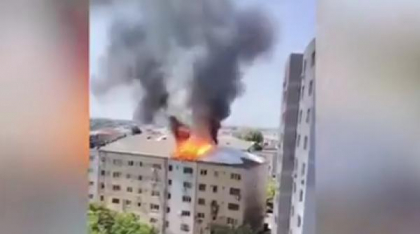Incendiu puternic la un bloc din Slatina. Aproximativ 700 de metri pătraţi sunt mistuiţi de flăcări