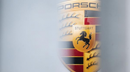 Criză la Porsche: Gigantul auto mizează pe motoare cu combustie și amână electricele