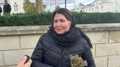Această tânără a străbătut 2.500 de kilometri pentru a ajunge la pelerinajul Sfintei Cuvioase Parascheva! Mihaela Gavrilă: „Este ceva foarte emoționant, nu se poate descrie în cuvinte”