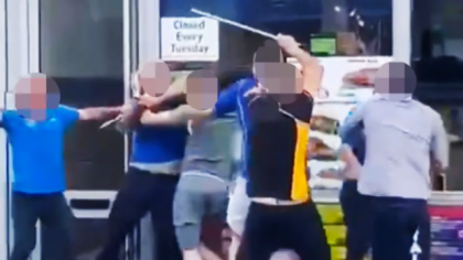 Bătaie sângeroasă cu săbii și cuțite pe o stradă din Marea Britanie: șapte bărbați, trimiși în judecată