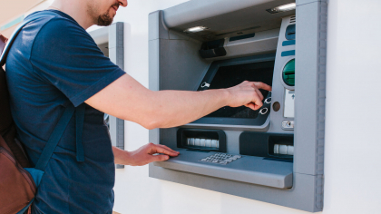 Se schimbă bancomatele. Anunț pentru cei care scot bani cash de la ATM