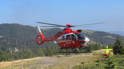 Un copil de 2 ani a căzut într-un canal din apropierea casei, în Galați. Tatăl său l-a salvat, apoi a fost dus cu elicopterul SMURD la spital