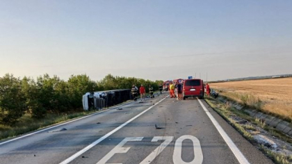 Un om a murit și alți doi au fost răniți, la Remetea Mare, în Timiș, după ce un autoturism şi două autotrenuri s-au izbit violent