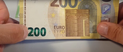 Bancnote false de 200 de euro schimbate de o femeie la diverse case de schimb din Dâmbovița