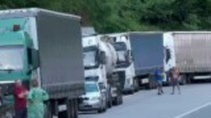 Trafic paralizat între Arad și Bihor după ce o cisternă cu formol s-a răsturnat. Șoferii au stat blocați ore în șir