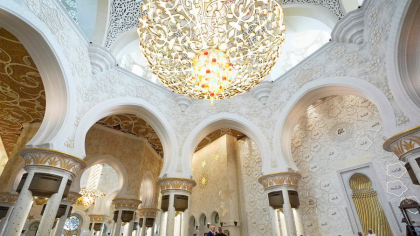 Trump s-a descălțat pentru a vizita Marea Moschee din Abu Dhabi: „E atât de frumos”