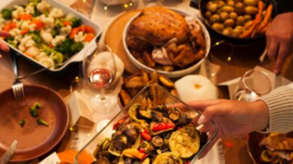 Mezelurile, băuturile dulci și grăsimile cresc riscul de boli grave, chiar și în cantități mici
