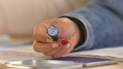 Alegeri prezidențiale 2025: Românii votează după „cum spune popa” în poporție de 10%. Majoritatea însă au încredere în rețelele sociale