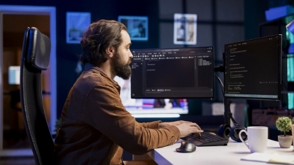 IT-iștii români, panicați de căutarea unui nou job după concediere: „Îmi iau salopetă, bocanci și mă fac zugrav”