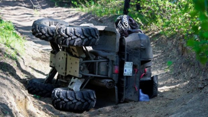 Elicopterul SMURD Brașov, misiune spectaculoasă în pădurile din Prahova. Un bărbat rănit cu ATV-ul a fost salvat cu troliul | VIDEO