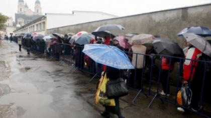 Pelerinii la Sfânta Parascheva au auzit că obiectele care ating racla sunt binecuvântate și poartă noroc. Unii au venit cu covoare, alții cu permise auto. Ce sfat le dau preoții