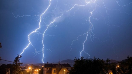 Cod portocaliu de grindină, ploi torențiale și furtuni. Lista localităților afectate de fenomene meteo periculoase