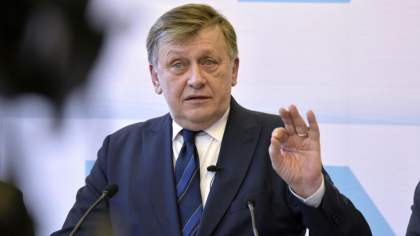 Crin Antonescu, primele declarații la ieșirea din secția de votare: „Mă bucur că românii ies la vot”