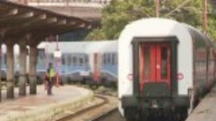 Momente de panică pe calea ferată. Un tren cu 90 de pasageri, „Săgeata albastră”, a izbucnit în flăcări