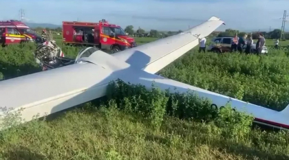 Planor prăbuşit pe un câmp din judeţul Olt. Pilotul, un tânăr de 24 de ani, a murit