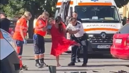 Beată la volan, a făcut prăpăd pe o stradă din Arad. A făcut accident și a rănit trei persoane, apoi s-a luat la trântă cu polițiștii VIDEO