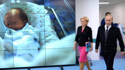 Vladimir Putin vrea să impună „rată minimă de natalitate” de doi copii rusoaicelor, în contextul crizei demografice. A fost reintrodus premiul „Mama Eroină”, prin care femeile cu peste 10 copii primesc 10.000 de euro