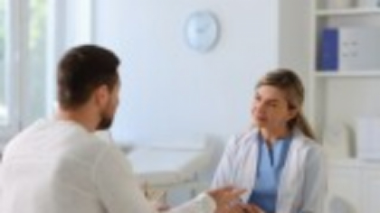 Boala hemoroidală, frecvent ignorată de tineri. Când e necesar să mergem la medic și ce tratamente există