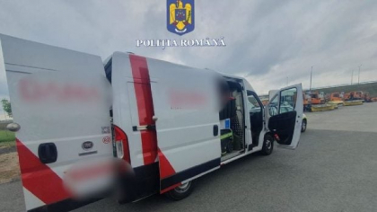 Șofer român care a furat o dubă din Italia, prins pe autostrada A1, în Arad. Ce au găsit polițiștii în autoutilitară valora 150.000 euro