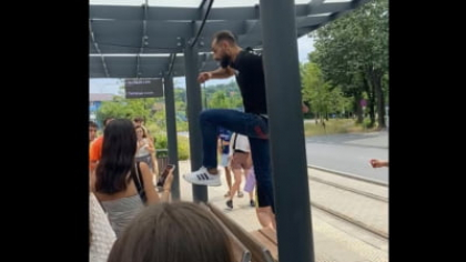 Mai mulți voluntari, bătuți de romi pentru că “vorbeau engleza și râdeau”. Paradoxal, veniseră în România să sprijine Asociația Nevo Parudimos VIDEO
